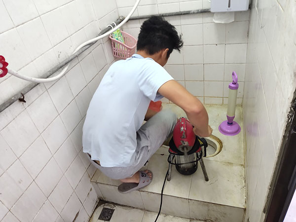 永定管道堵塞冒臭气 专业师傅现场解决问题